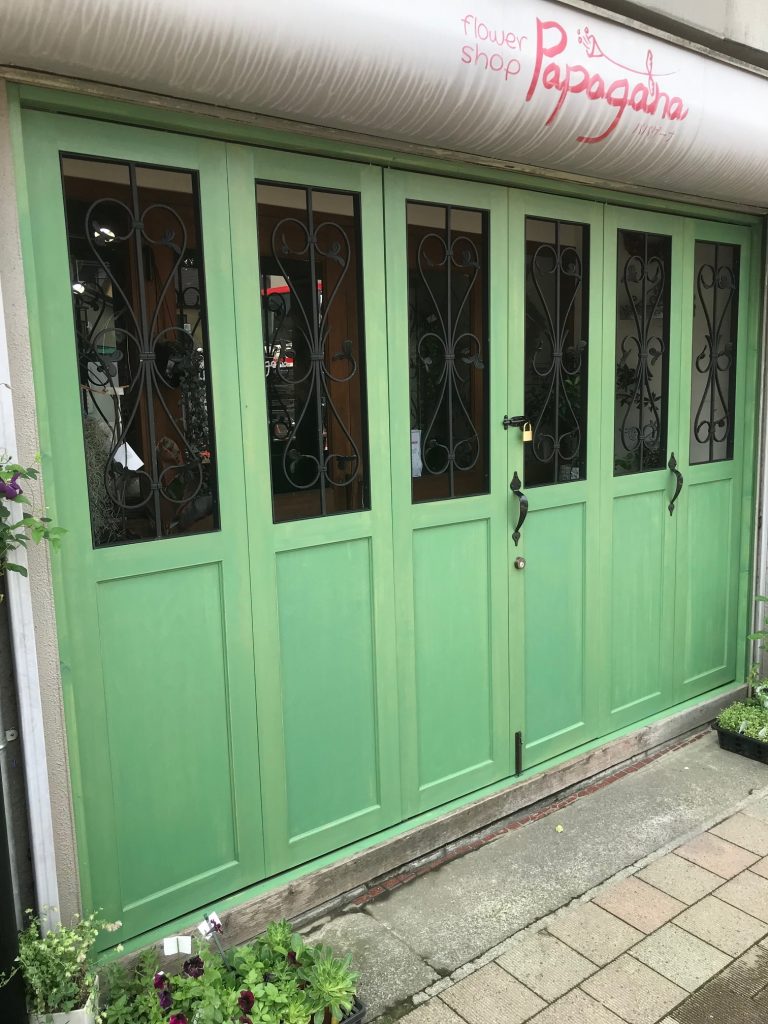 花屋さんの店舗正面の扉の塗り替え工事